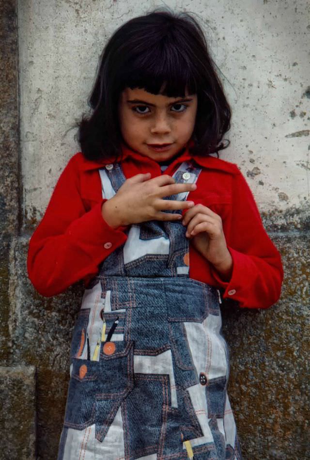 Guarda. A shy little girl