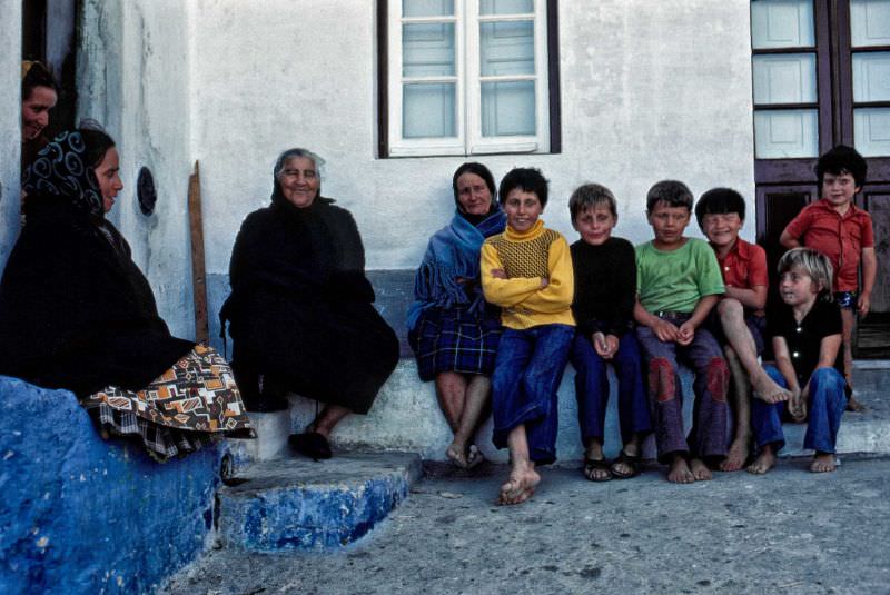 Women and Children, Nazaré