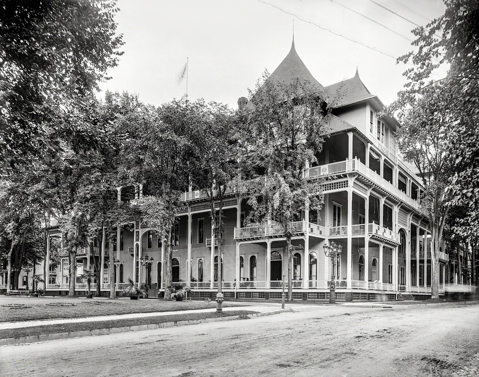 Windsor Hotel, Saratoga, New York. Circa 1905
