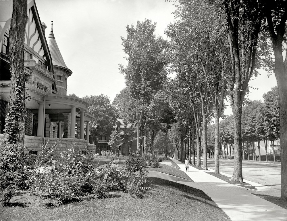 Union Avenue. Saratoga Springs, New York, circa 1904.