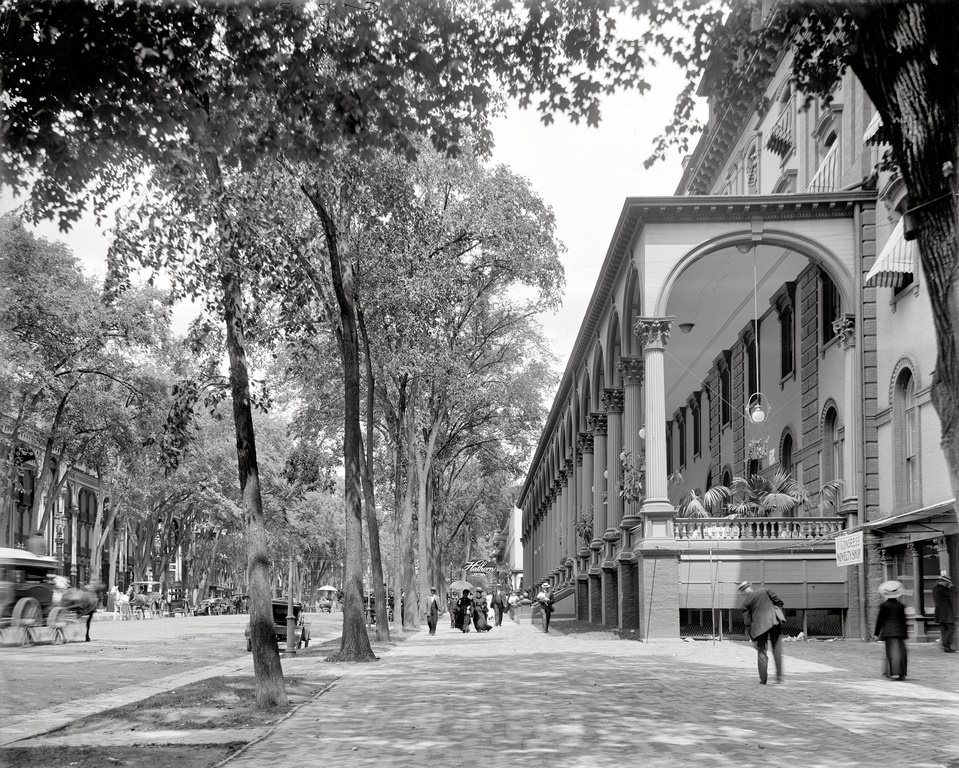 Congress Hall and Broadway. Saratoga Springs, New York, circa 1908.