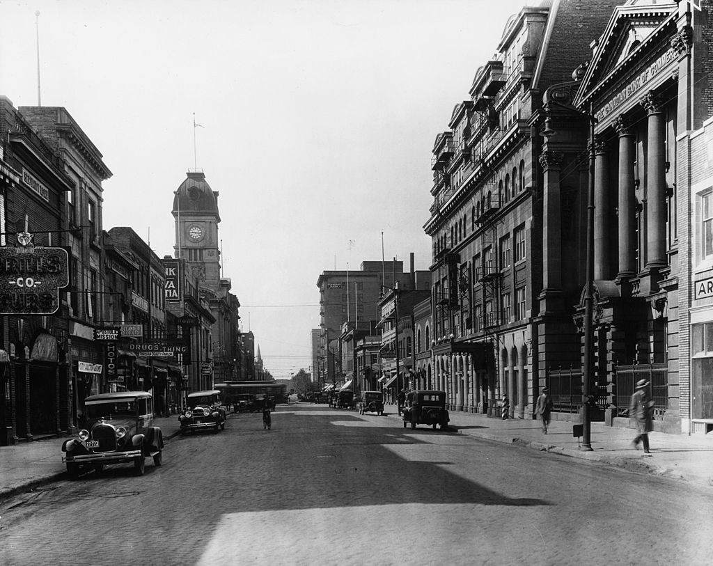 Looking south on Scarth St, Regina, Saskatchewan, 1920s.