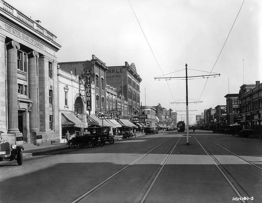 Second Avenue at Saskatoon (Saskatchewan), with tramlines running down the centre, 1920s.