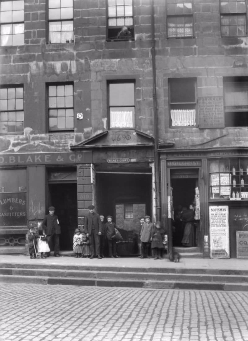 Entrance to Milne's Court, Edinburgh, on Lawnmarket elevation, with D Blake & Co and J Gilchrist Groceries & Provisions. c. 1910.