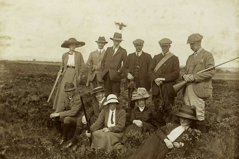 A group of people at Williamwood Moss, 1912.
