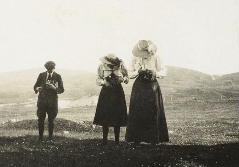 Two women and a man with cameras, 1907. Titled: 'A Henderson, Gladys Younger, J Henderson'.