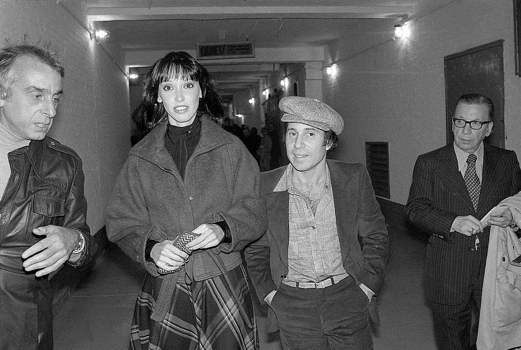 Shelly Duvall with composer Paul Simon, leave theater after having seen the husband-wife acting team, 1977