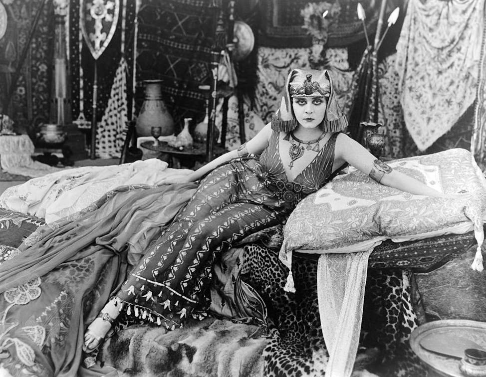 Theda Bara a párnák ágyán ül az 1917-es „Kleopátra” című film jelenetében.