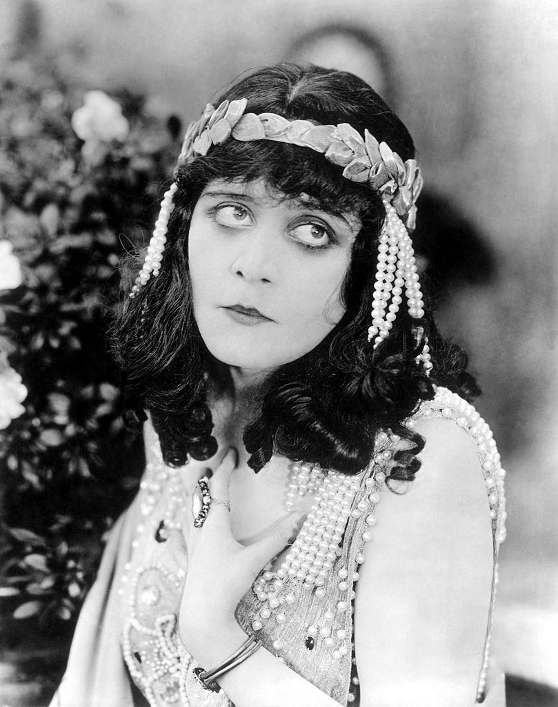 Theda Bara jelmezt visel Salome díszletén, 1918.