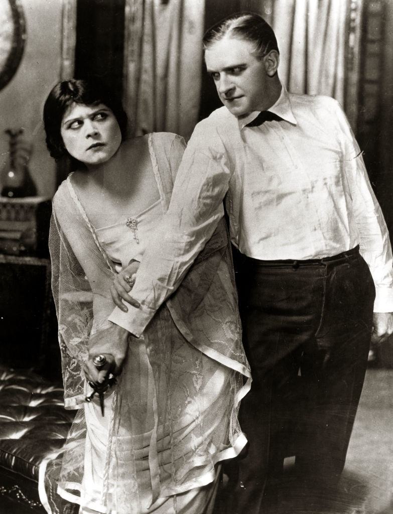 Theda Bara, William E.Shay-vel a "The Clemenceau Case" című filmben, 1910.