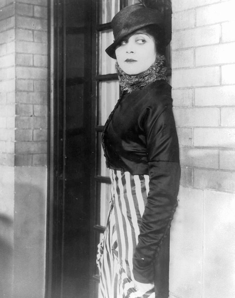 Theda Bara az „Egy bolond volt” film egyik jelenetében, 1915-ben.