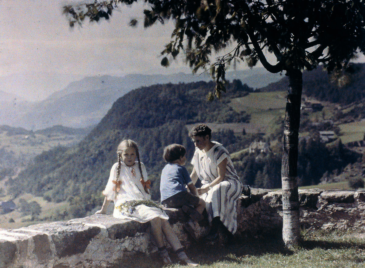 Eva, Heinz and Else sitting on a wall. 1924