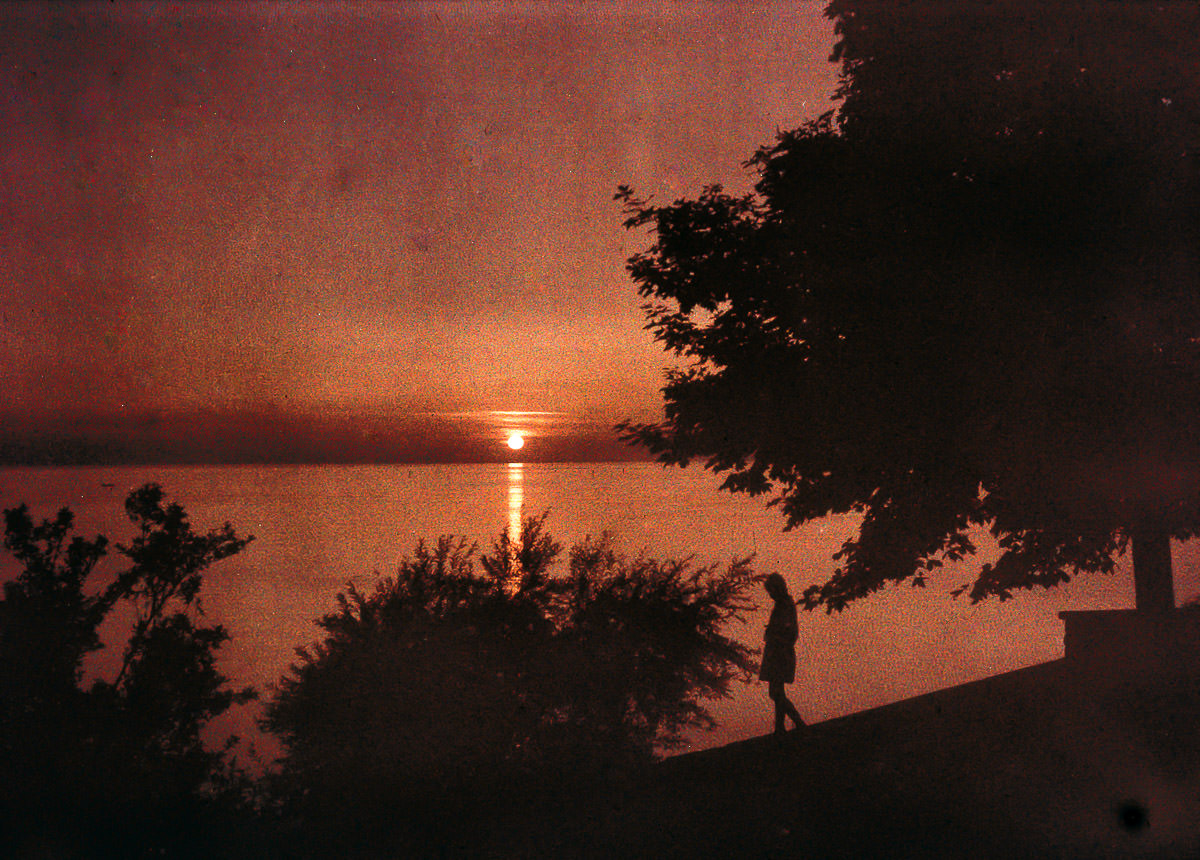 Beach view in the evneing, 1925