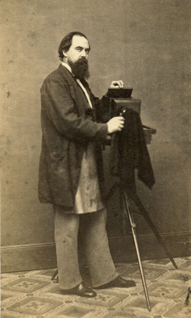 A photographer with camera and soiled apron