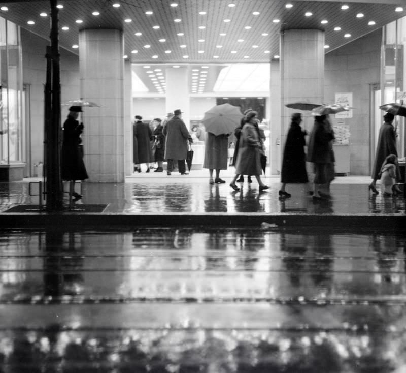 The new main entrance (without doors, with 'air curtain') from the department store Oscar Weber in Zürich on the Bahnhofstrasse, 1952