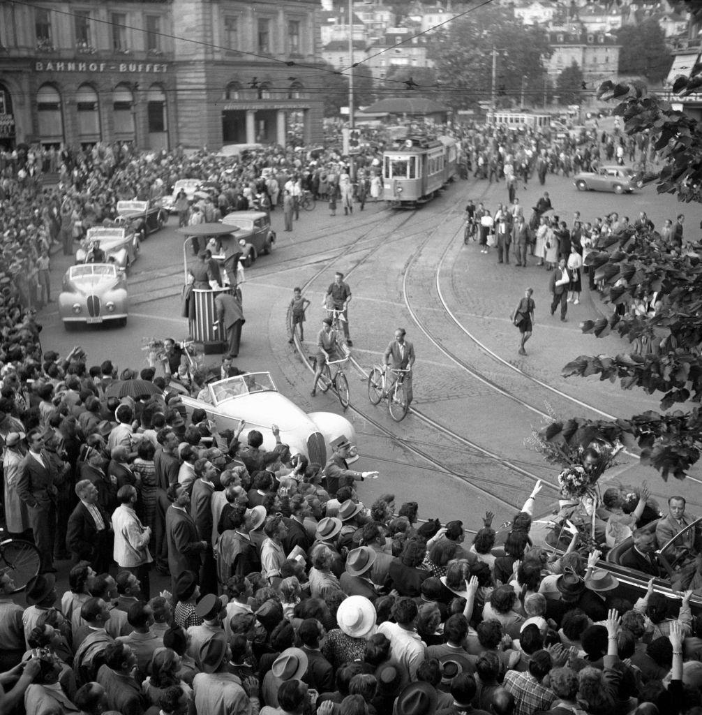 Reception of the swiss cyclists from the Giro d'Italia, Zurich 1950