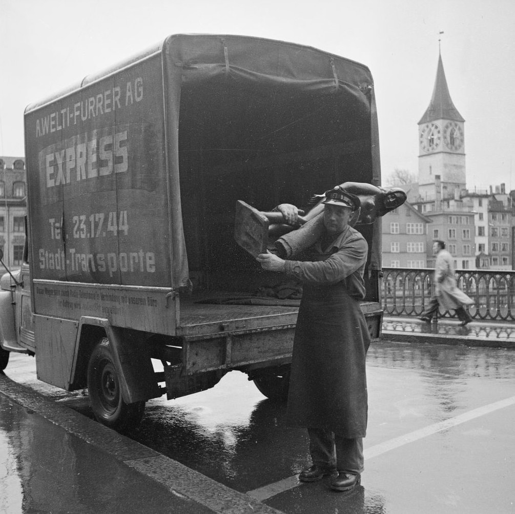 Installing an exhibition in Helmhaus, Zurich, 1951.