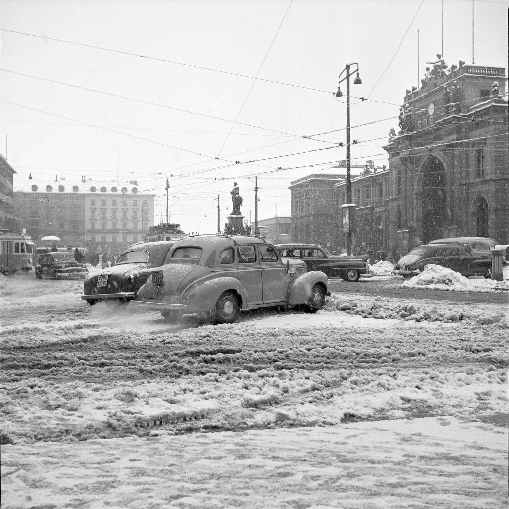 Hauptbahnhof covered in snow, 1952.
