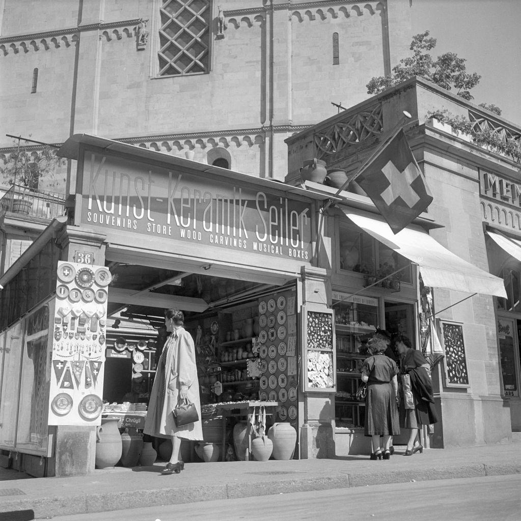 Souvenir shop at the Limmatquai in Zürich, 1952.