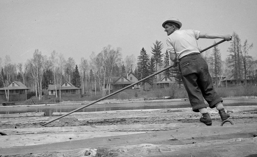 Maine Woodsmen: Fascinating Vintage Photos Show Woodsmen Shepherding Timber Through the rivers And Lakes