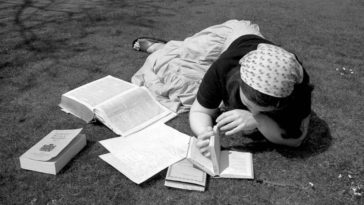 Fabulous Photos Capturing Daily Life of Oxford University Students in the 1970s