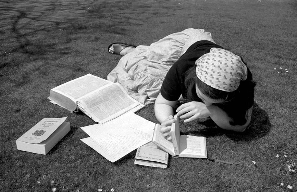 Fabulous Photos Capturing Daily Life of Oxford University Students in the 1970s