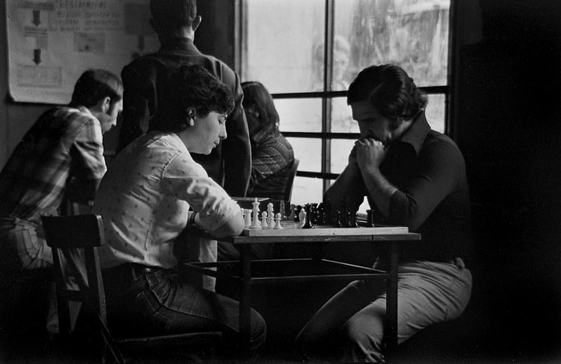 Couple playing chess in Barcelona, 1977.