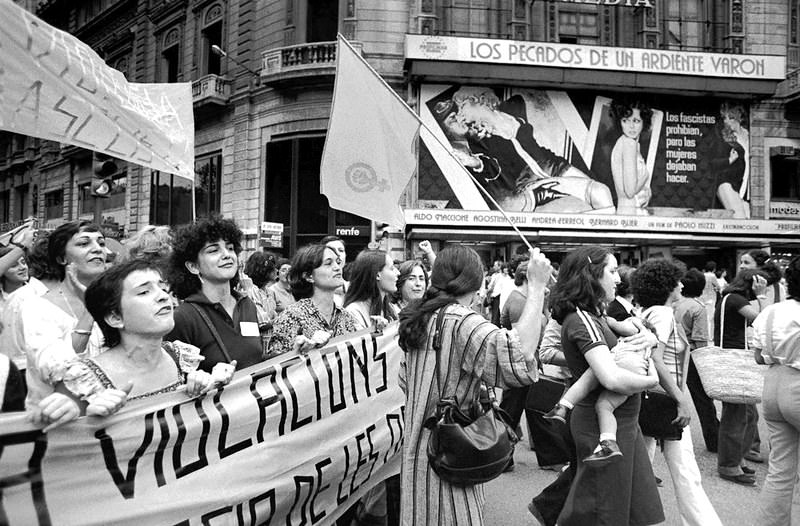 Feminist demonstration against rape, while in Comedy cinema "Los pecados de un ardiente varón" is screened, Barcelona. Sep 1977