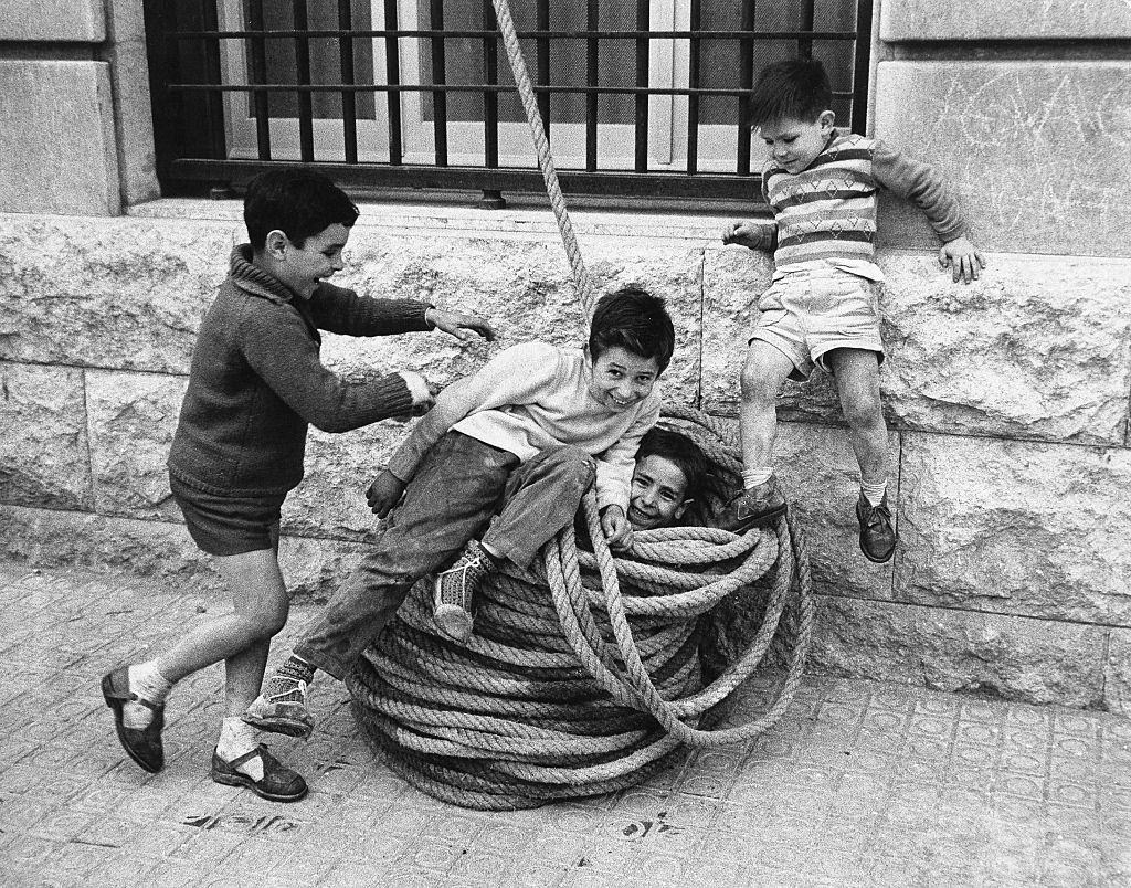 Children playing with a rope in Barcelona, 1971.