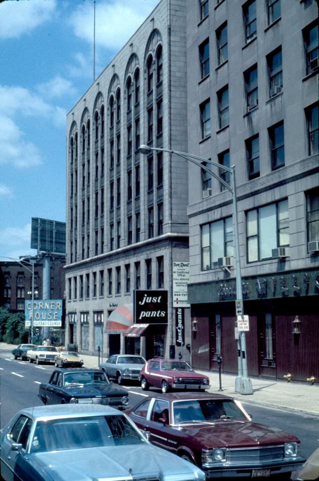 East Ohio Street between Rush Street and Michigan Avenue, 1976