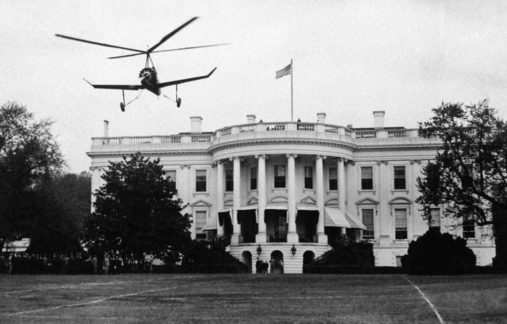 An autogyro in front of the White House. 1931.