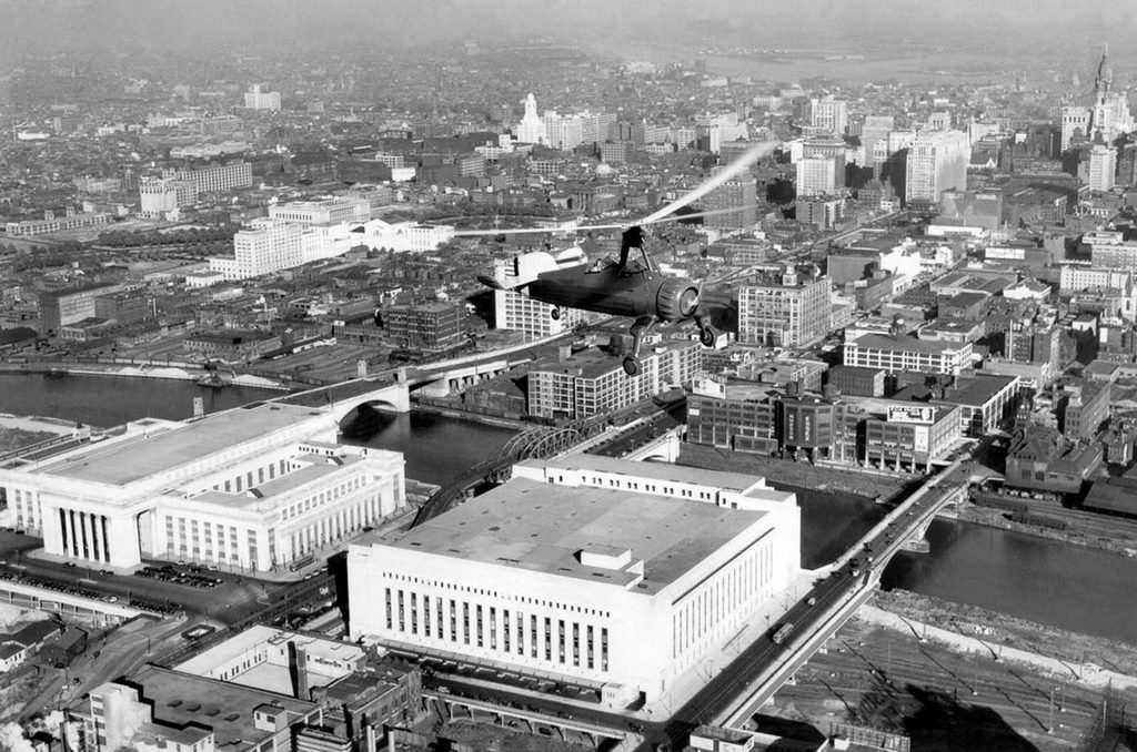 An autogyro flies over Philadelphia. 1930.