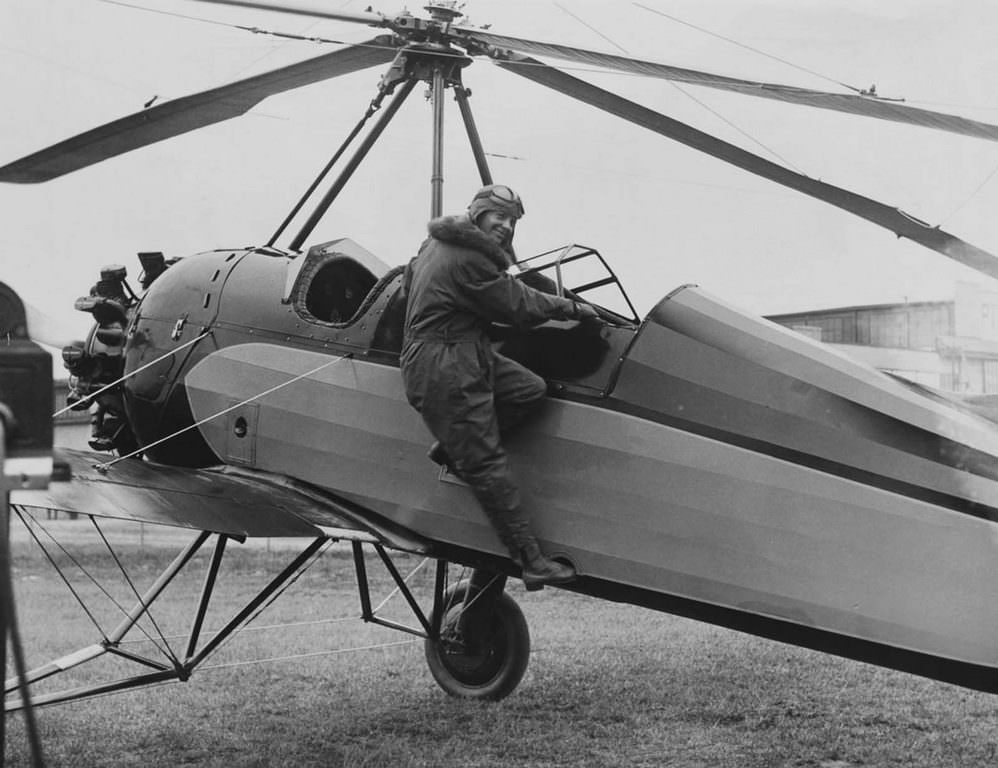 Amelia Earhart boards an autogyro, with which she set a women’s autogyro altitude record of 18,415 feet in April 1931.