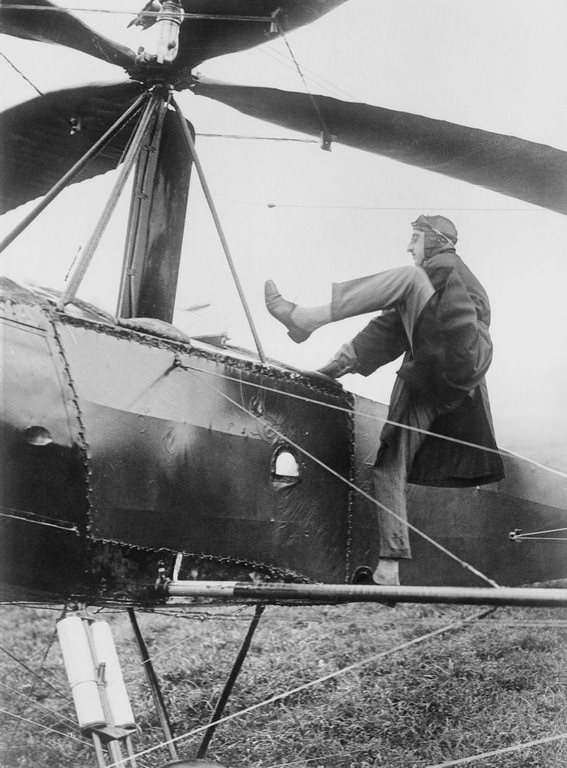 Captain Frank Courtney boards an autogyro for a test flight. 1925.