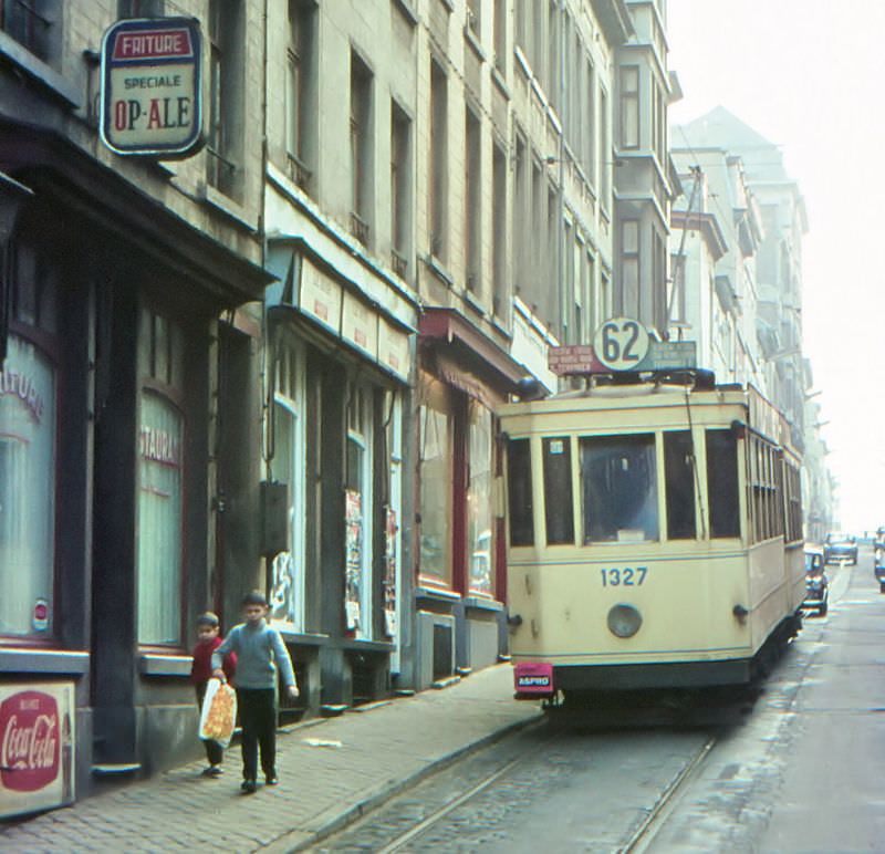 Motorcar 165 + trailer 2105 on route Nº 76 on the Grasmarkt, Brussels.