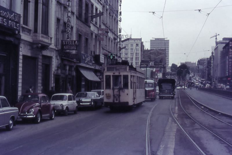 Motorcar 1327 + trailer 2087 on route Nº 62 at the Godfried van bouillonstraat with steep alignment, Brussels.