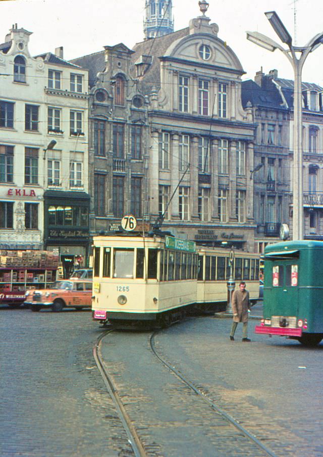 Motorcar 1511 on route Nº 102 on the Boulevard Baudouin, Brussels.