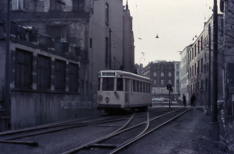 Motorcar 10476 on route W at Rue des Croisades / Kruisvaartenstraat (Crusade) near Gare du Nord / Noordstatie (North Station), Brussels.