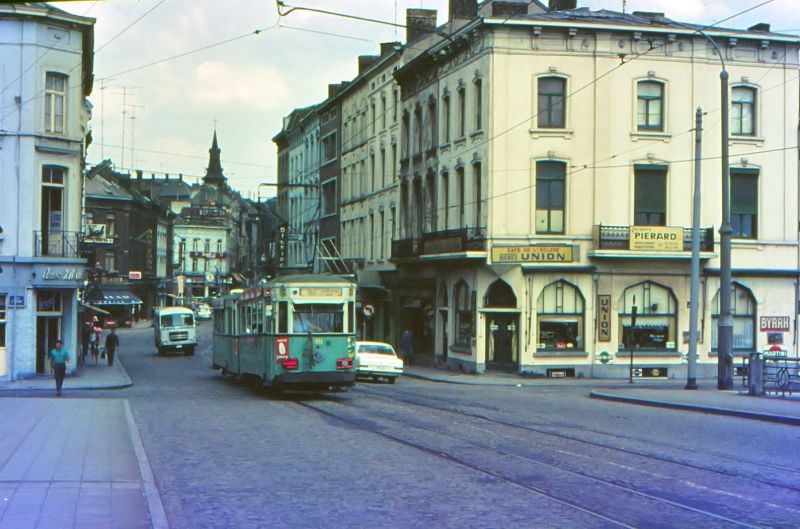 Motorcar 311 + trailer 11 on route Nº 2 at Rue de L'Eglise - Quai de Brabant, Charleroi.