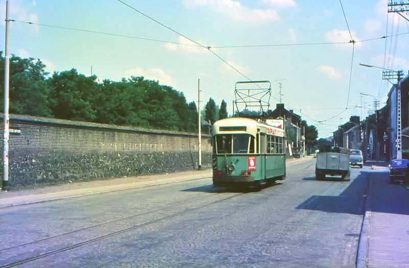 Motorcar 410 onroute Nº 8 near the end station Chatelet on Rue de Couillet, Charleroi.