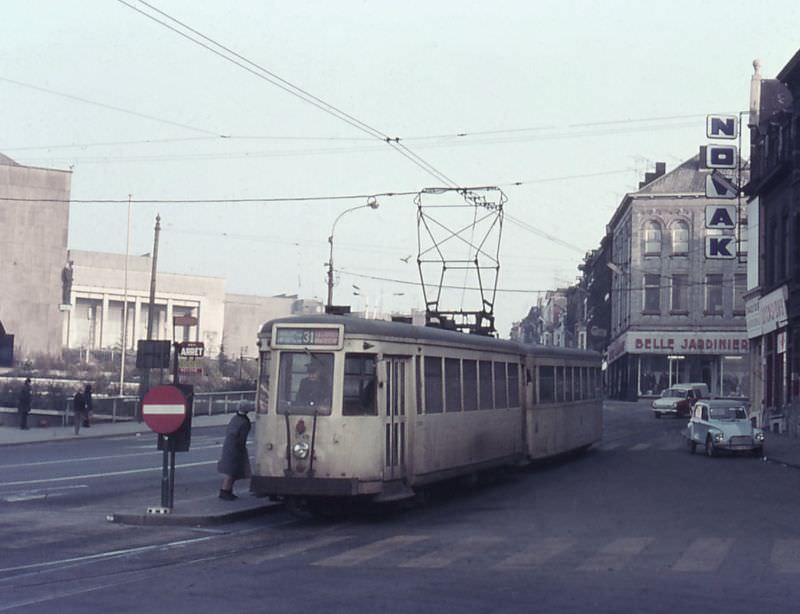 Motorcar 9749 + trailer 19464 on route Nº 31 at the stop Avenue de l'Europe, Charleroi.