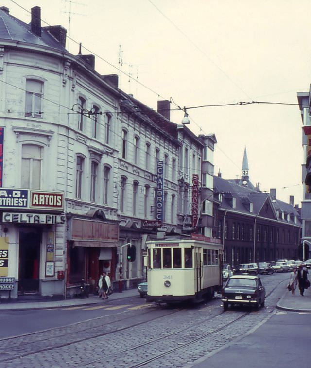 Motorcar 341 on route Nº 4 towards St. Pieters Station, Ghent.