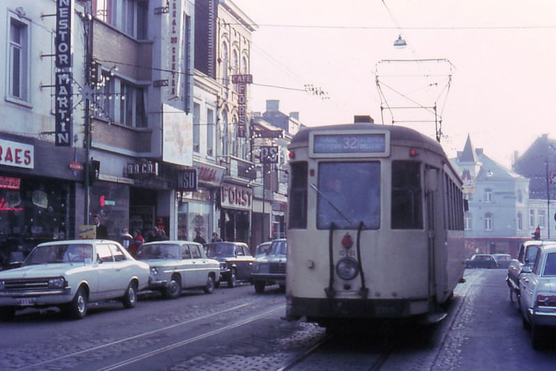 Motorcar 10261 on route Nº 32 winds itself through the street of La Louvière, La Louvière.