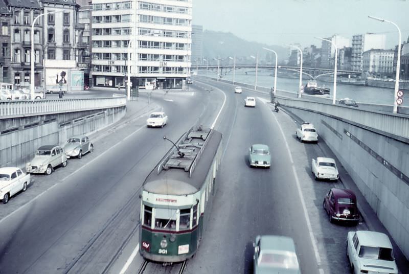 End station city centre, the motorman of car 318 takes a brake before pleasing the crowd waiting, Liège