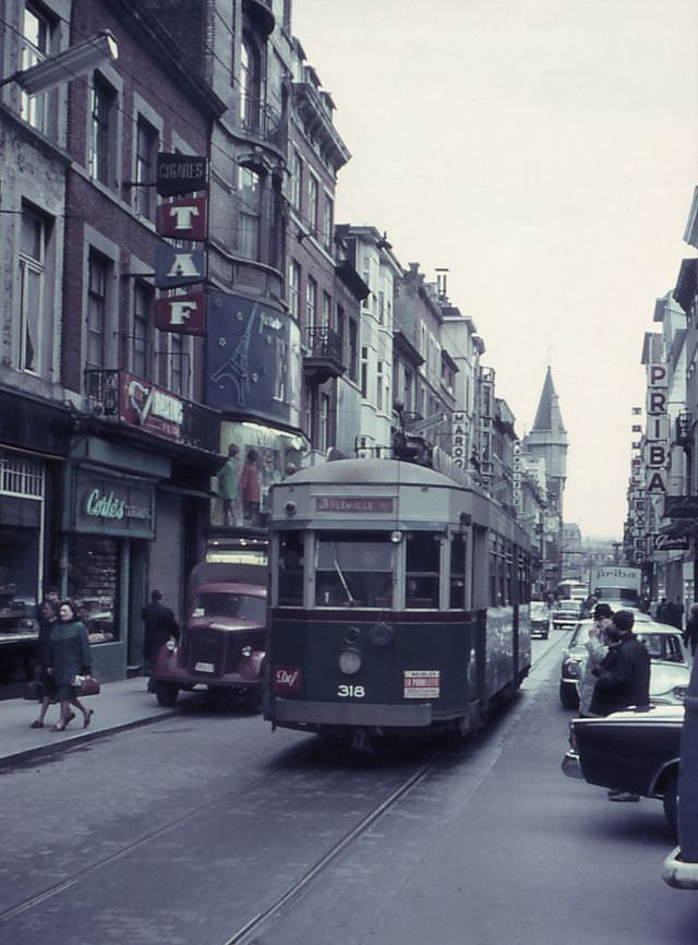 Motorcar 318 on route Nº 3 approaches the end station in the city centre with narrow streets, Liège.