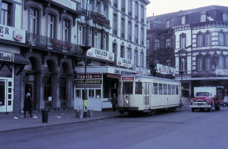 Motorcar 10076 as special service enters the station square from the city site, Mons.