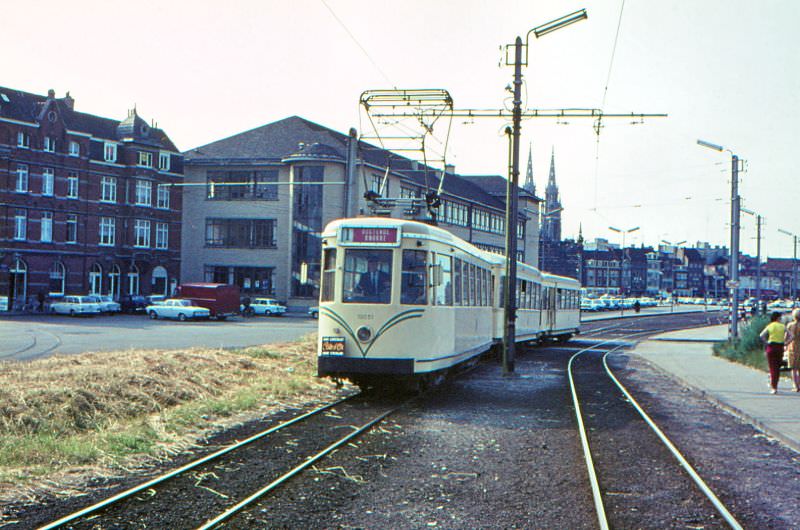Motorcar 10053 + two trailers on route Nº 1 along the yard harbour near the station on its way to Knokke, Ostend.