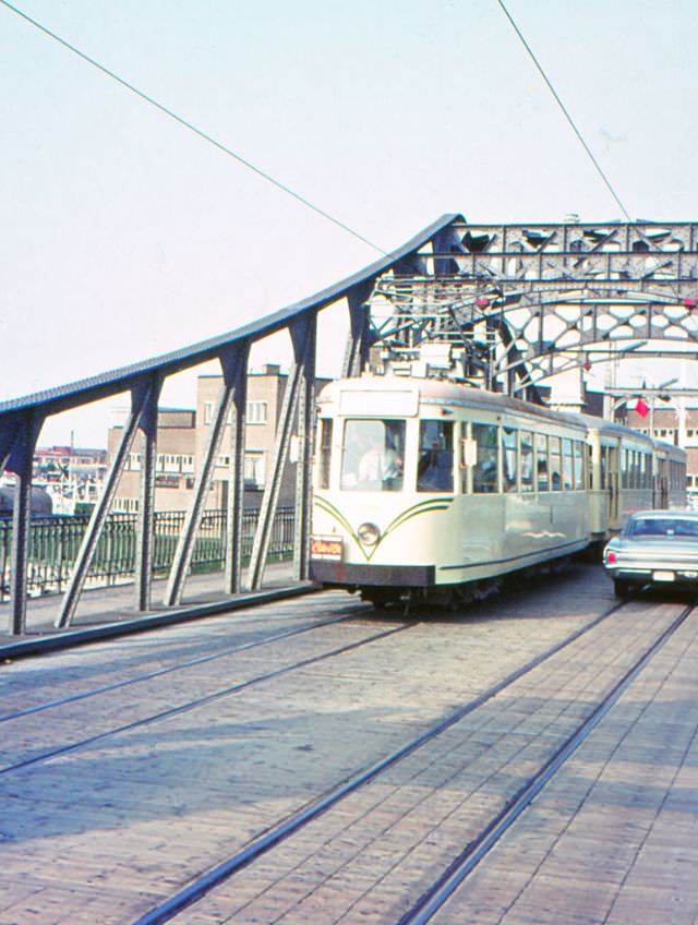 Motorcar 10053 + two trailers on route Nº 1 passing a bridge over the yard harbour near the station, Ostend.