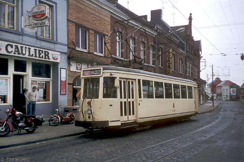 SNCV/NMVB-route 89 was in the 1970s a short-working of the 80 service from Charleroi, ending in Chapelle-lez-Herlaimont right in front of the local friture, Chapelle-lez-Herlaimont.