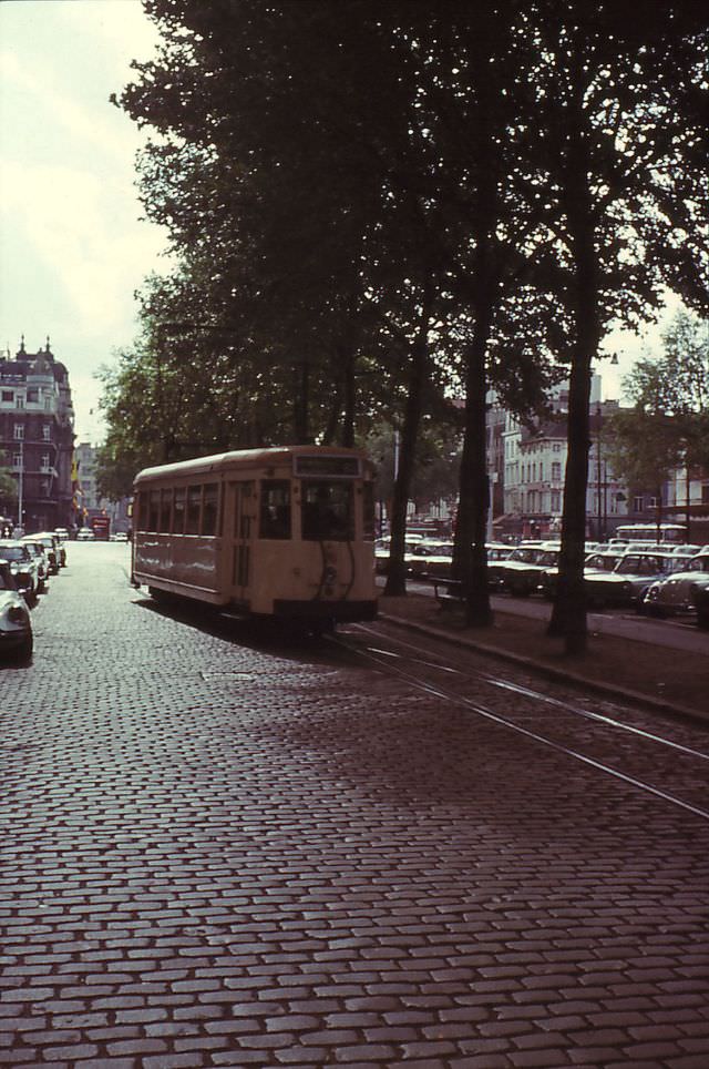 Motorcar 9659 on route Nº 63 (NMVB) has just left the terminus on the Franklin Rooseveltplaats / square and running on the Italiëlei, Antwerp.